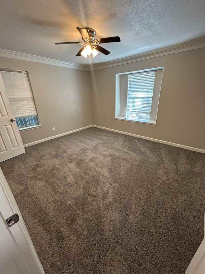 4915 Heyworth Ave - Photo 2 of 13
