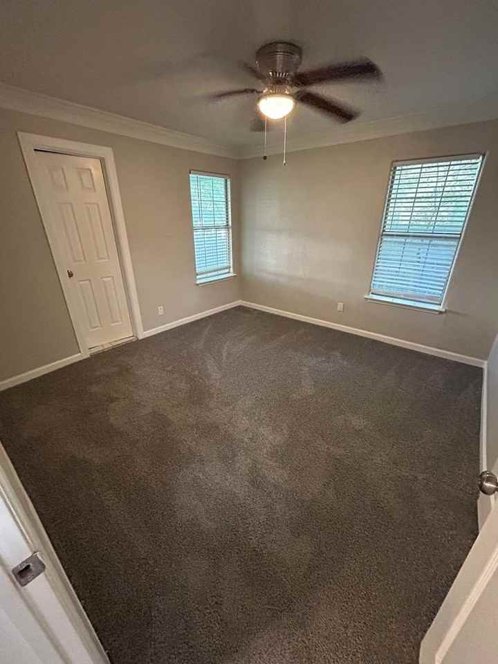 4915 Heyworth Ave - Photo 3 of 13