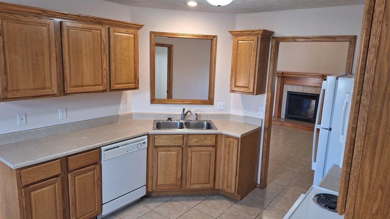 1305 E Hampton Dr - Photo 5 of 12