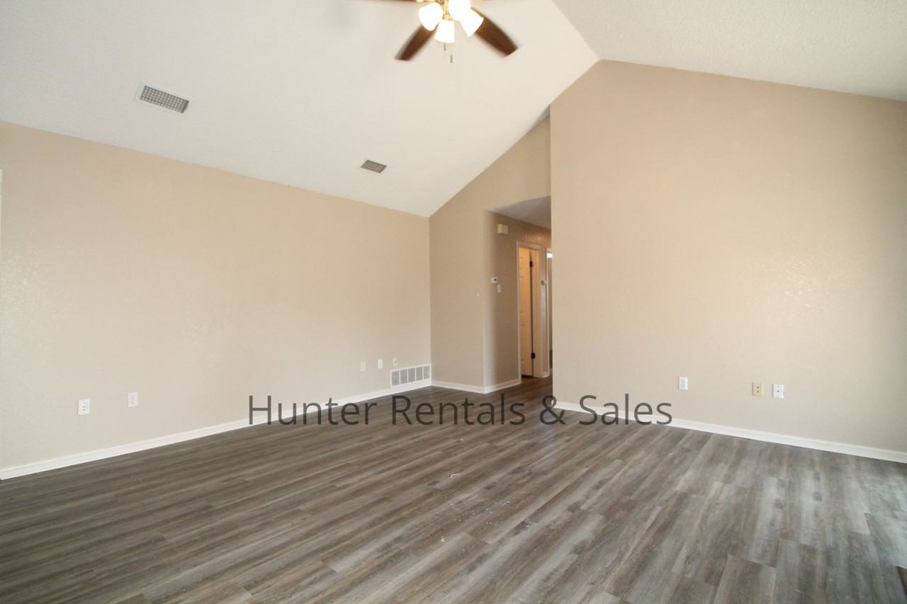 302 Bronc Dr - Photo 5 of 24