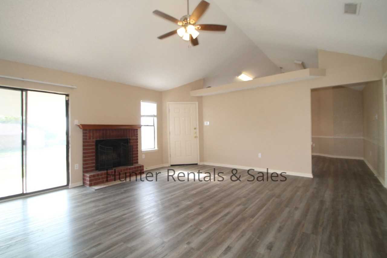 302 Bronc Dr - Photo 7 of 24