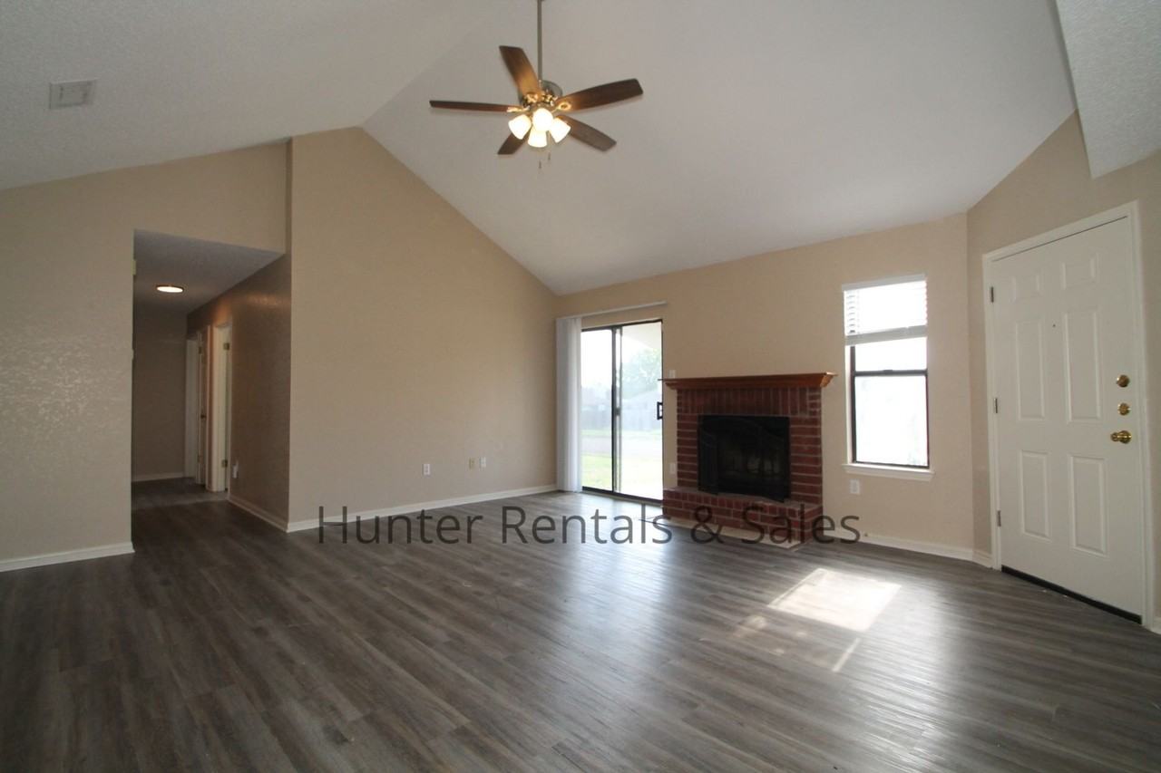 302 Bronc Dr - Photo 6 of 24