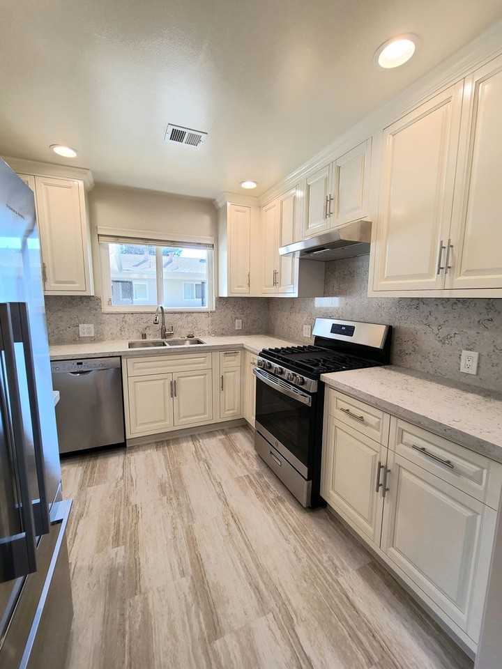 820 University Ave - Photo 2 of 12