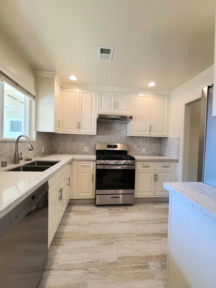 820 University Ave - Photo 3 of 12