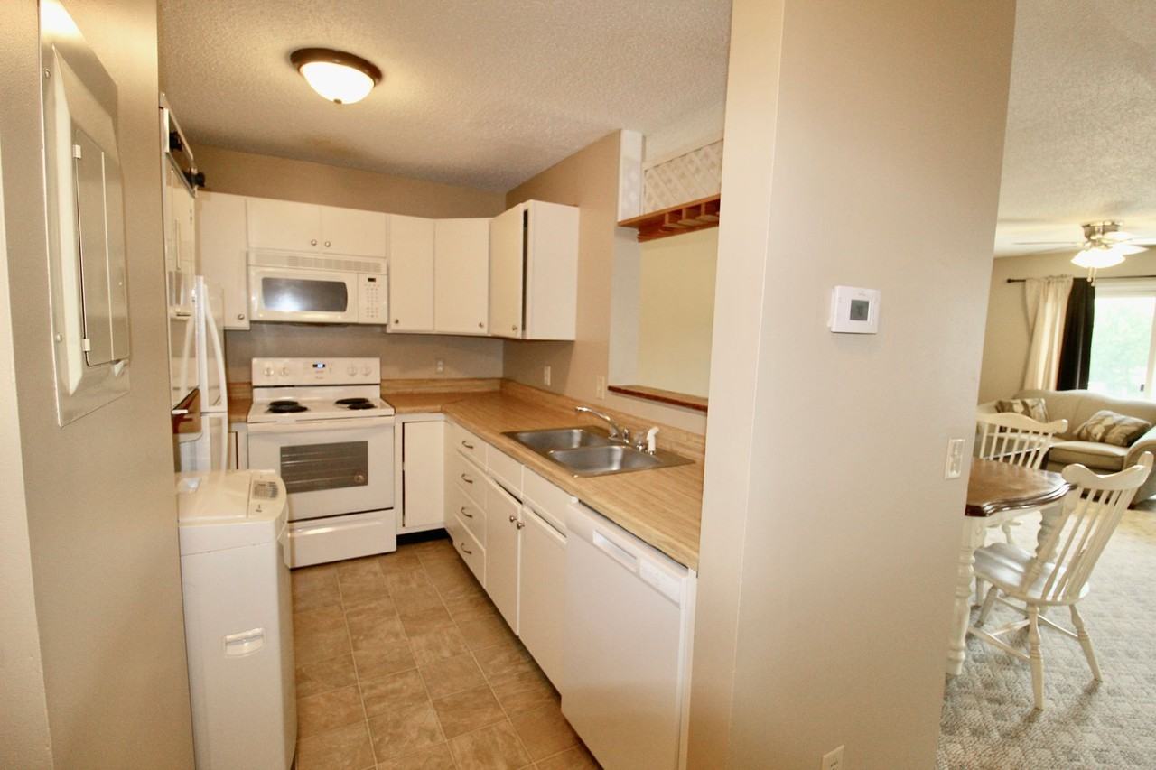 1372 Hunters Road - Photo 3 of 16