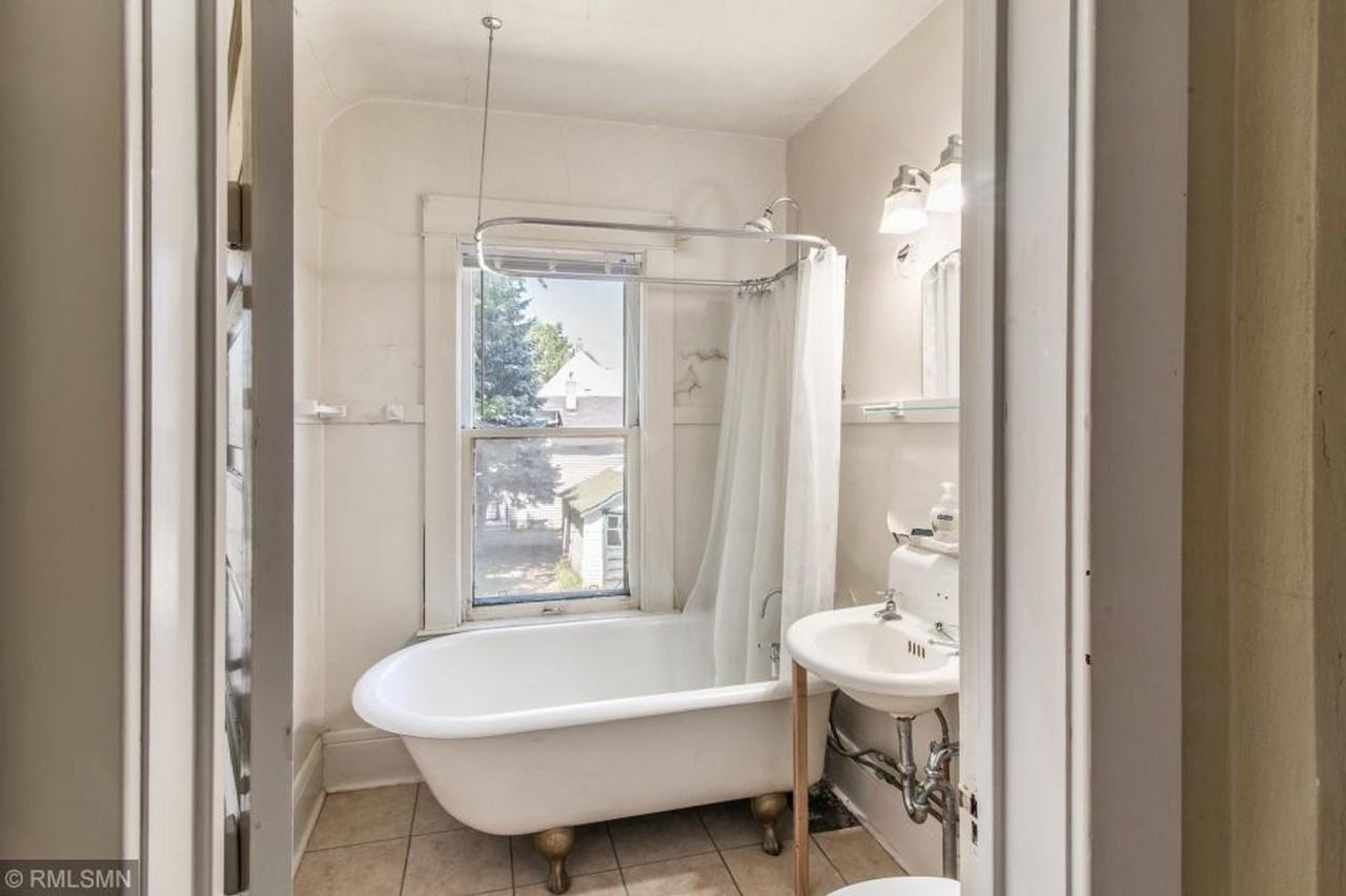 1433 Hewitt Ave - Photo 4 of 17