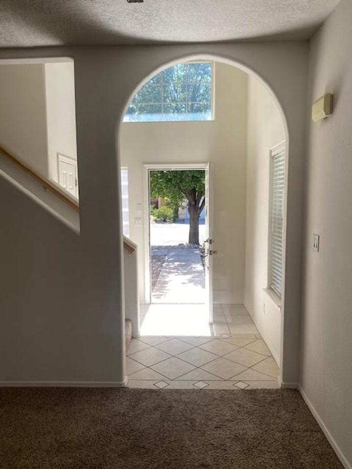 7401 Peregrine Rd Ne - Photo 3 of 19