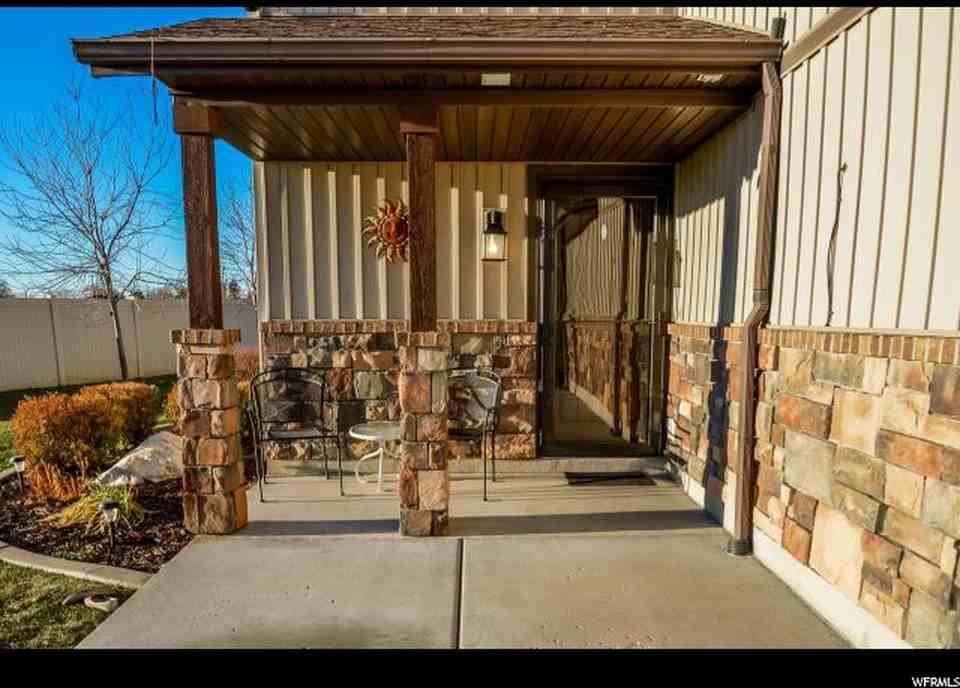 424 E 1525 N - Photo 2 of 10