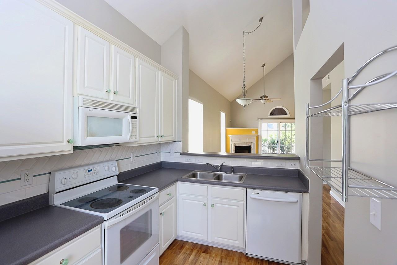 915 Cinnamon Dr - Photo 5 of 37