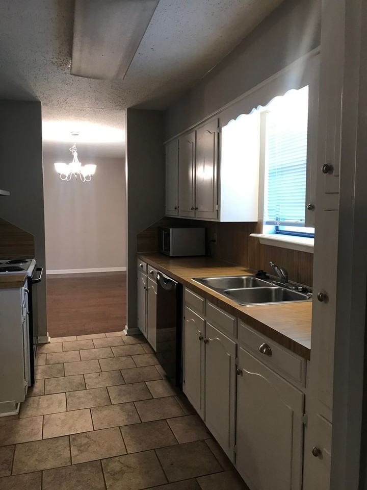 300 Jackson Ave - Photo 6 of 12