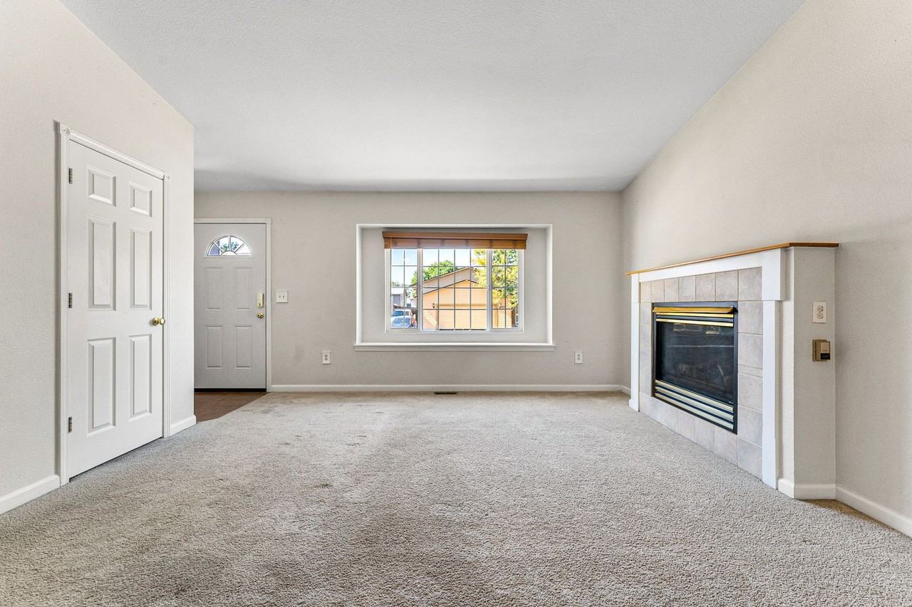 1060 Sunrise Circle - Photo 3 of 23