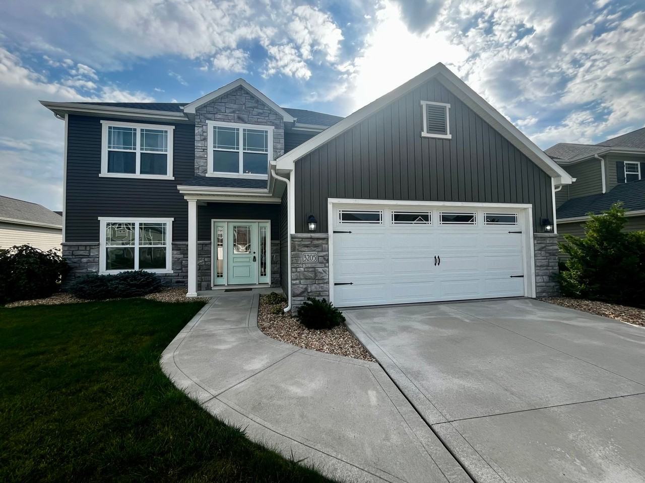 3205 Bristoe Ln - Photo 2 of 38