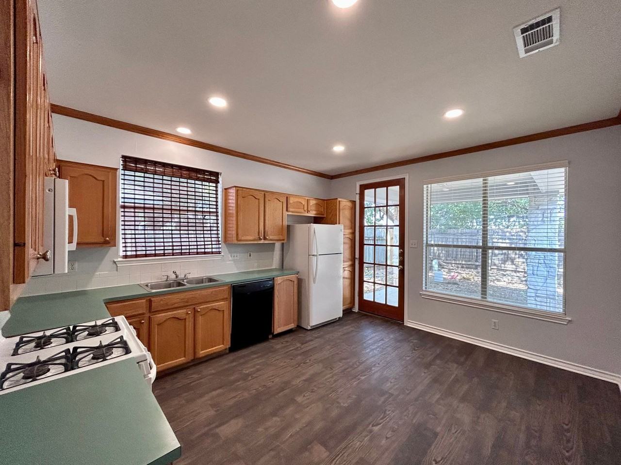 4710 Sojourner St - Photo 5 of 21