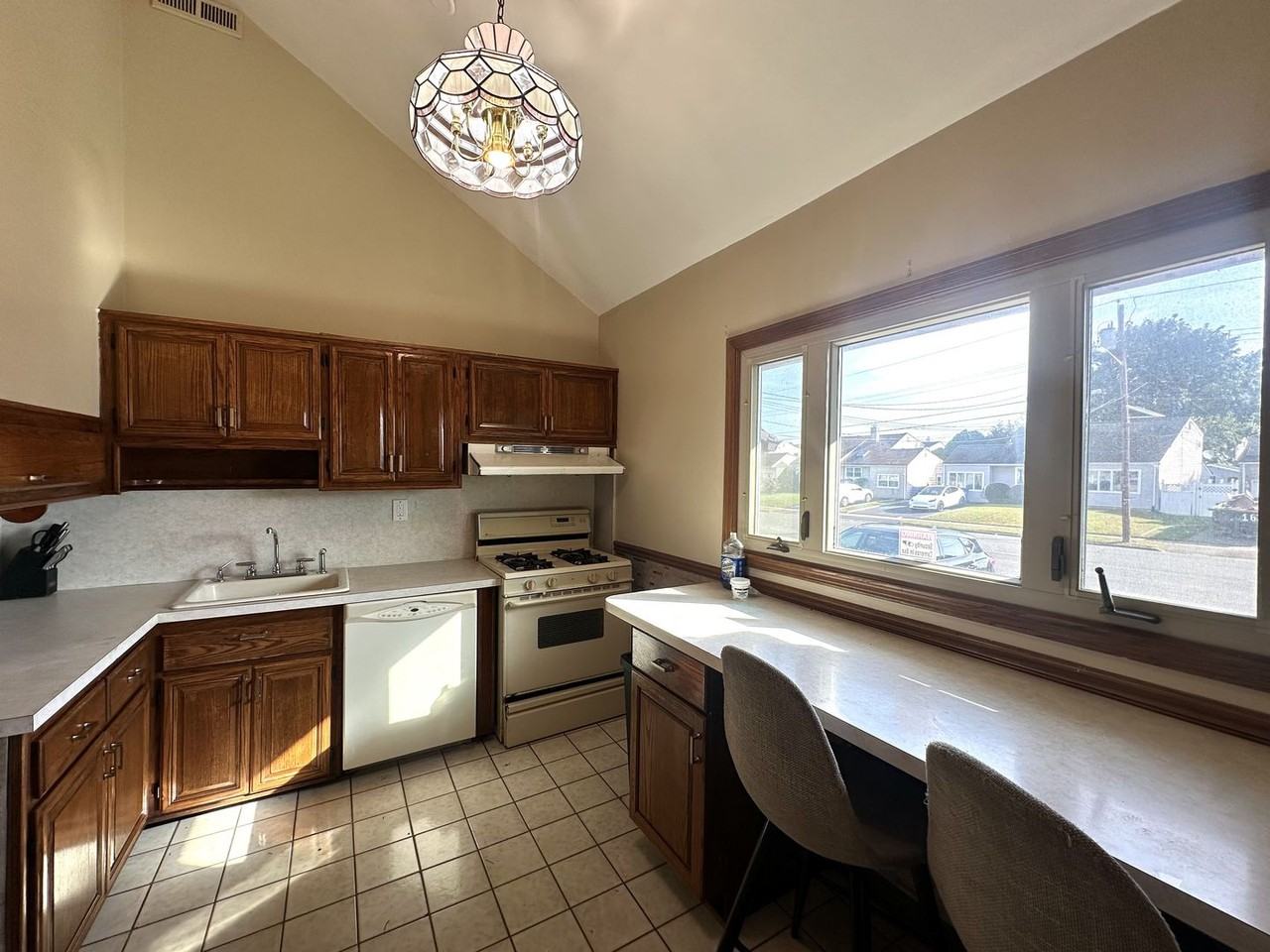 81 Broadway Ave - Photo 3 of 13