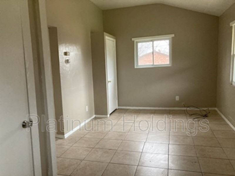 1049 Neville Ave - Photo 3 of 16