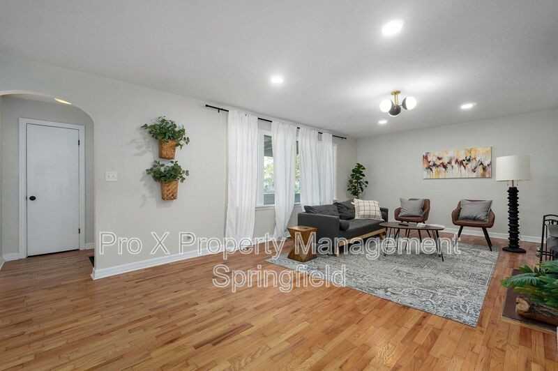 1140 S Stewart Ave - Photo 3 of 19