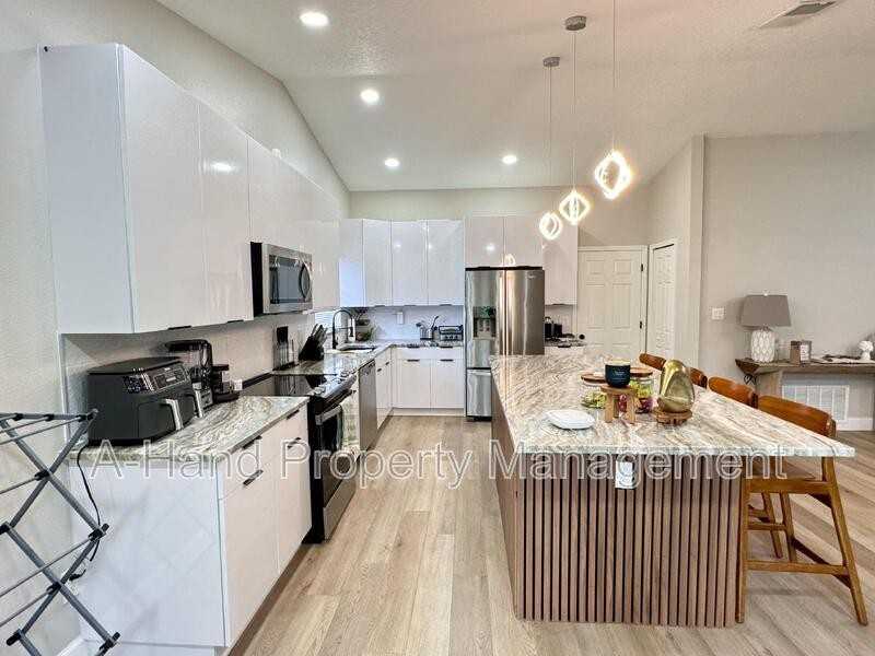 15912 Indian Wells Court - Photo 4 of 28