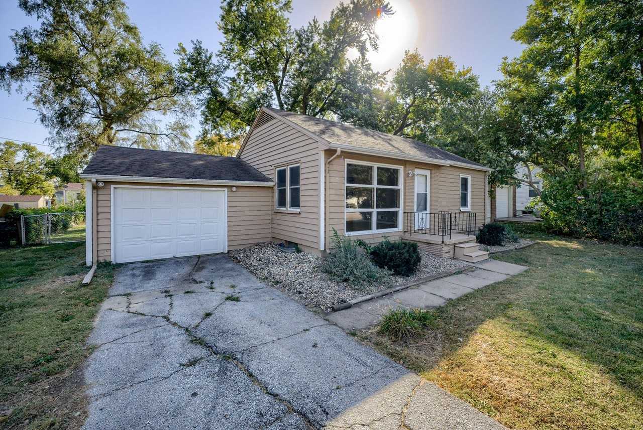 8531 Seward St - Photo 2 of 23