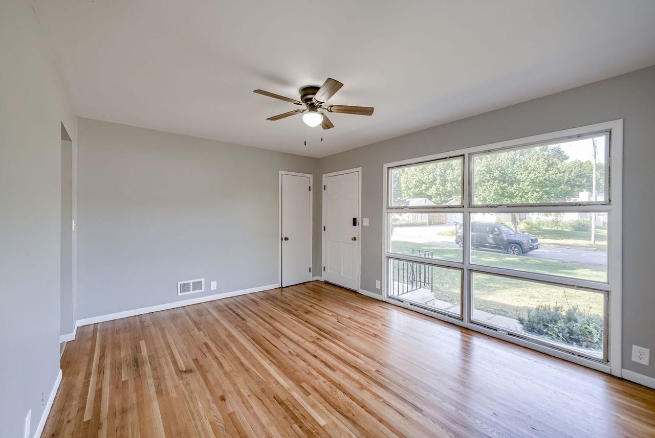 8531 Seward St - Photo 3 of 23