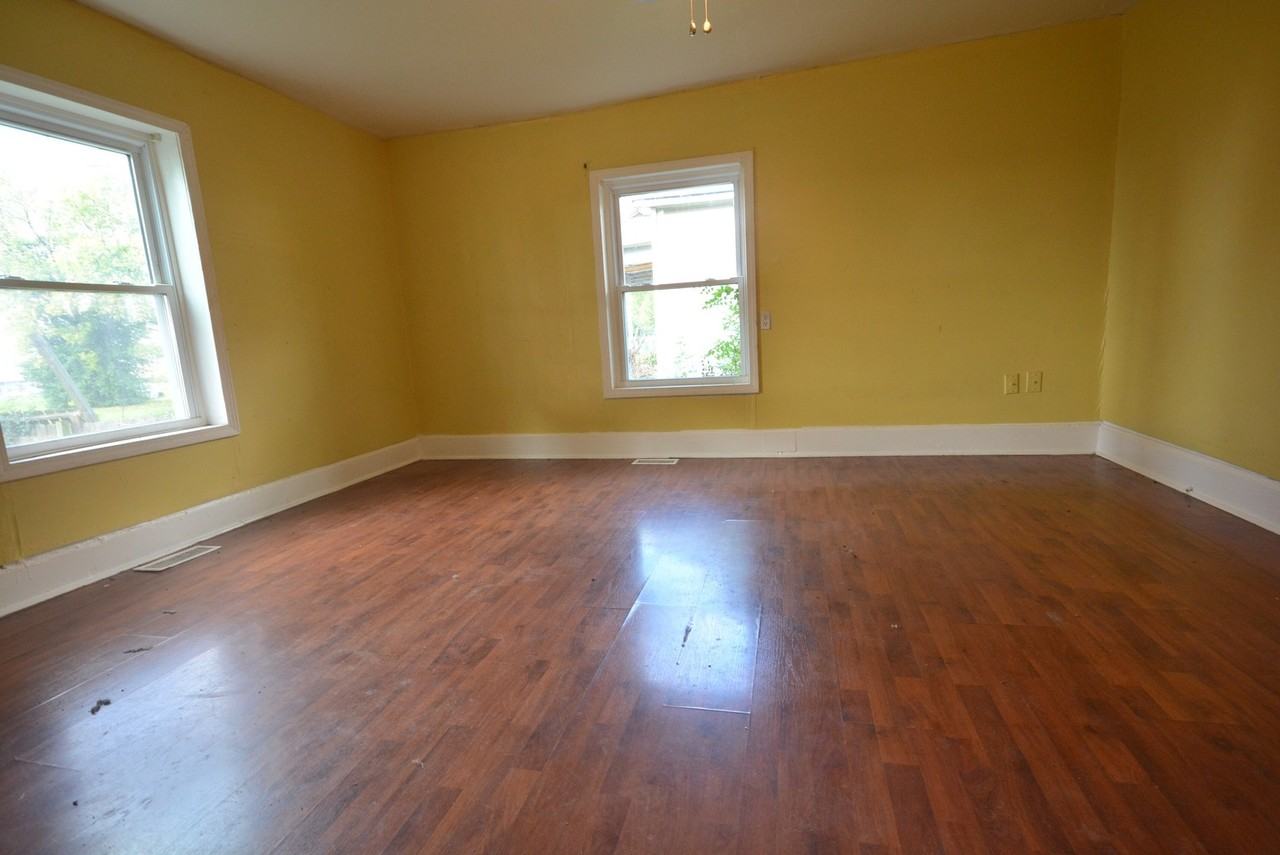 731 W Poplar St - Photo 2 of 6