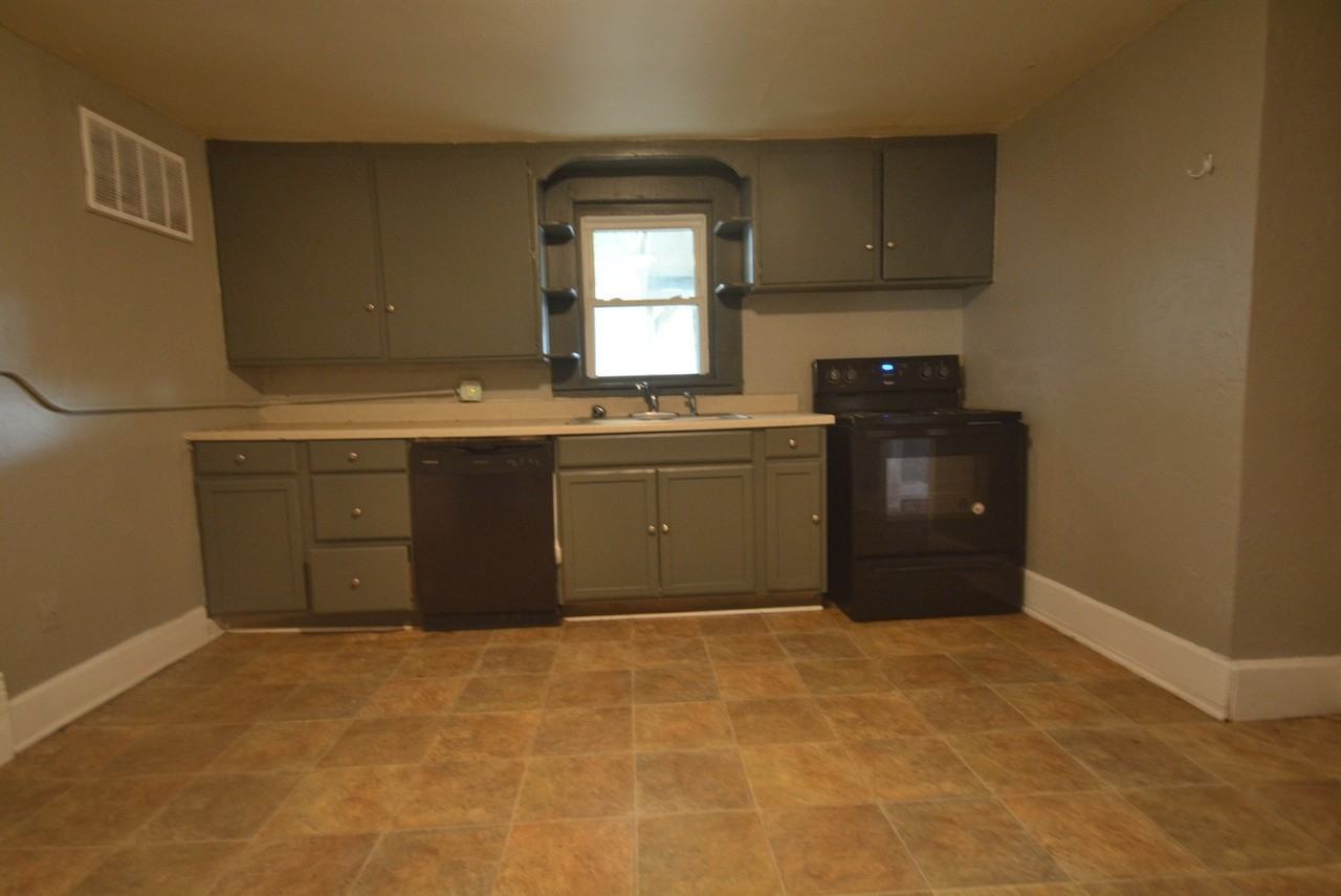 731 W Poplar St - Photo 3 of 6