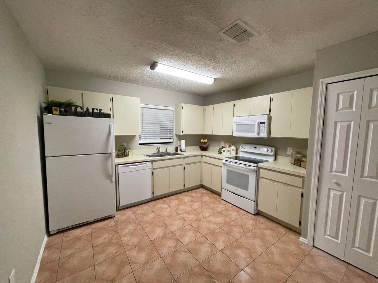 2550 Wrencrest Cir - Photo 3 of 15