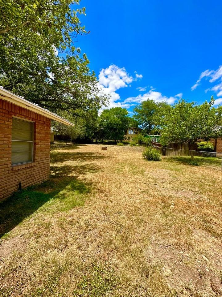 816 Lamar St - Photo 2 of 11