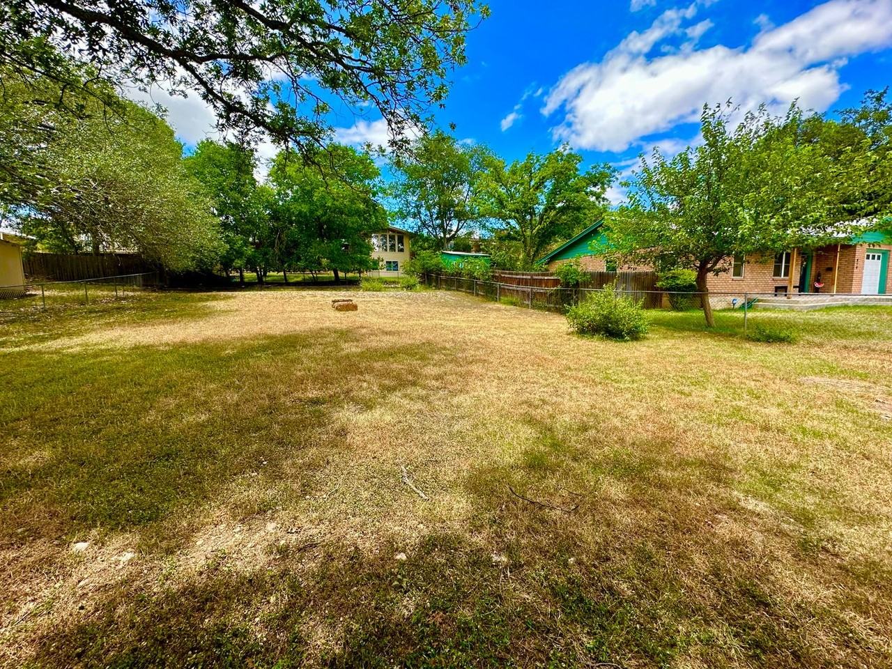 816 Lamar St - Photo 3 of 11