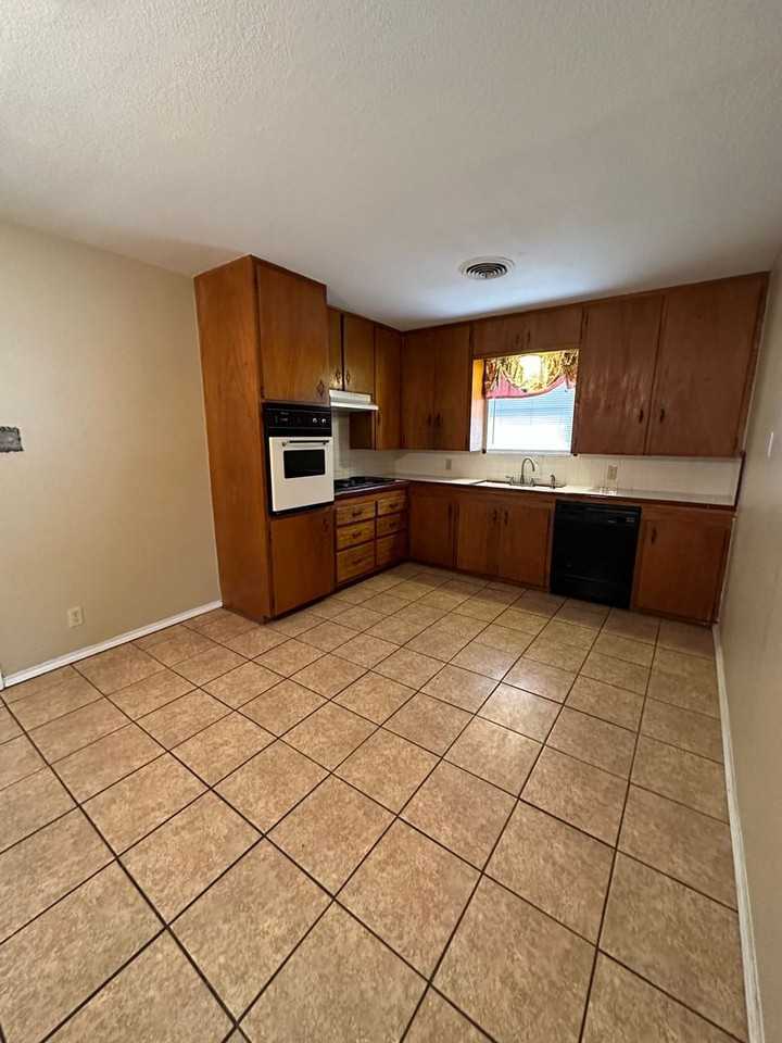 816 Lamar St - Photo 4 of 11