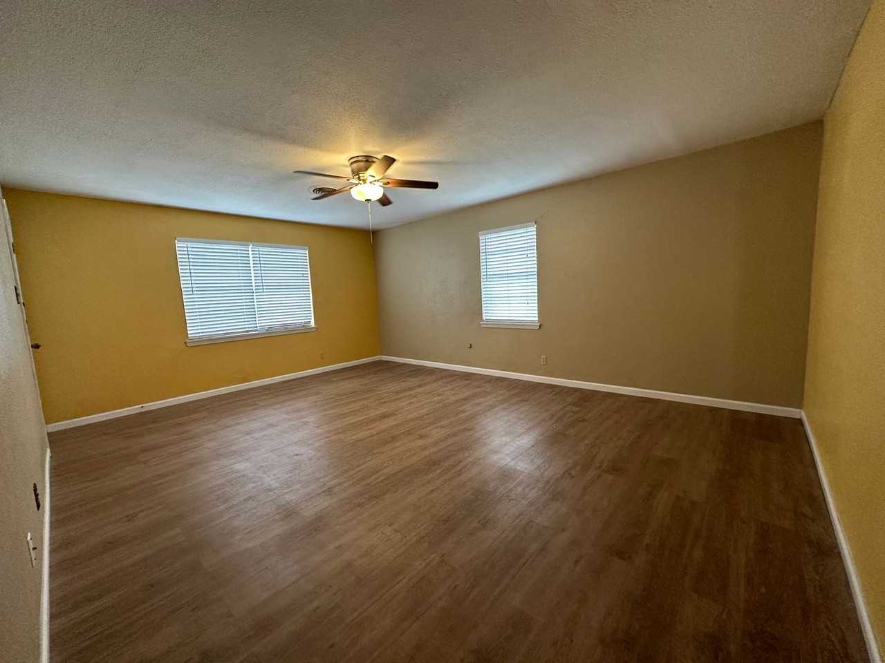 816 Lamar St - Photo 5 of 11