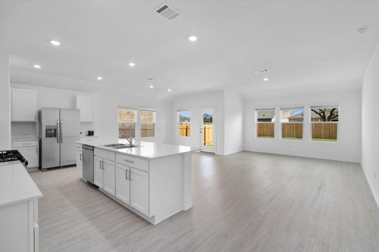 138 Arbordale St - Photo 6 of 33