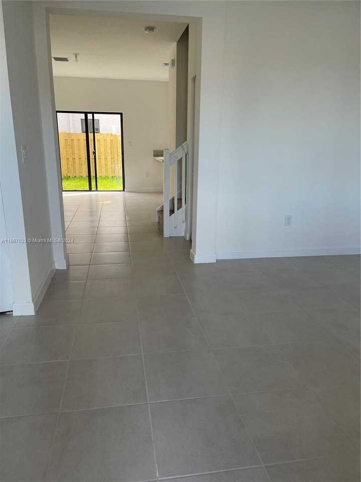 21447 Ne 2nd Pl - Photo 2 of 16