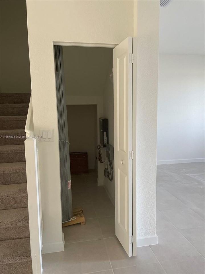 21447 Ne 2nd Pl - Photo 3 of 16