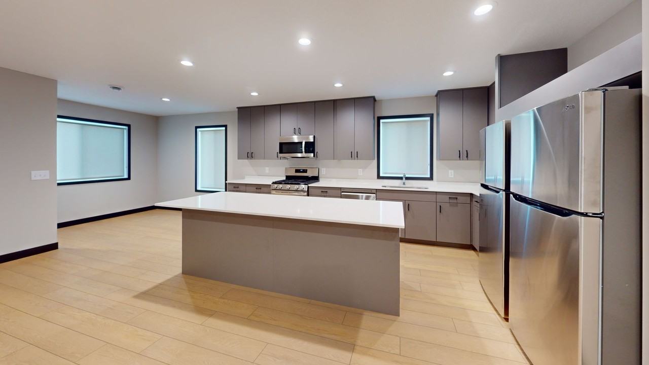 916 6th St SE (Quadplex) - Photo 2 of 22