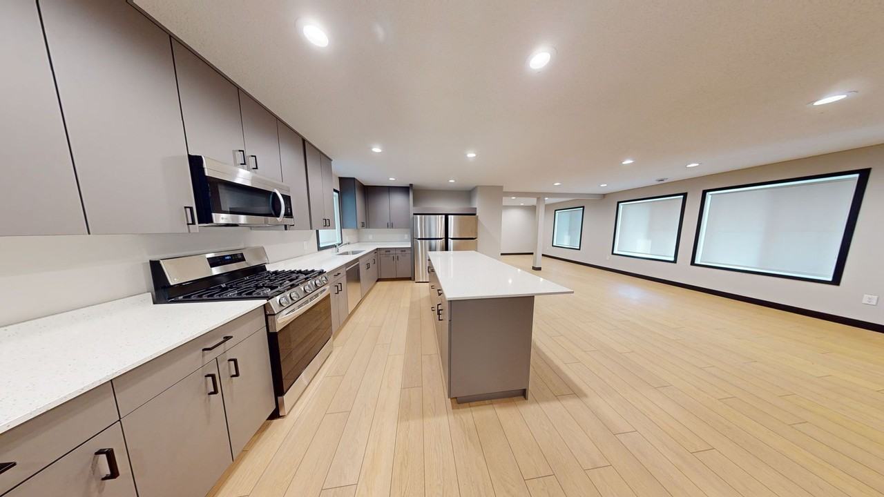 916 6th St SE (Quadplex) - Photo 4 of 22