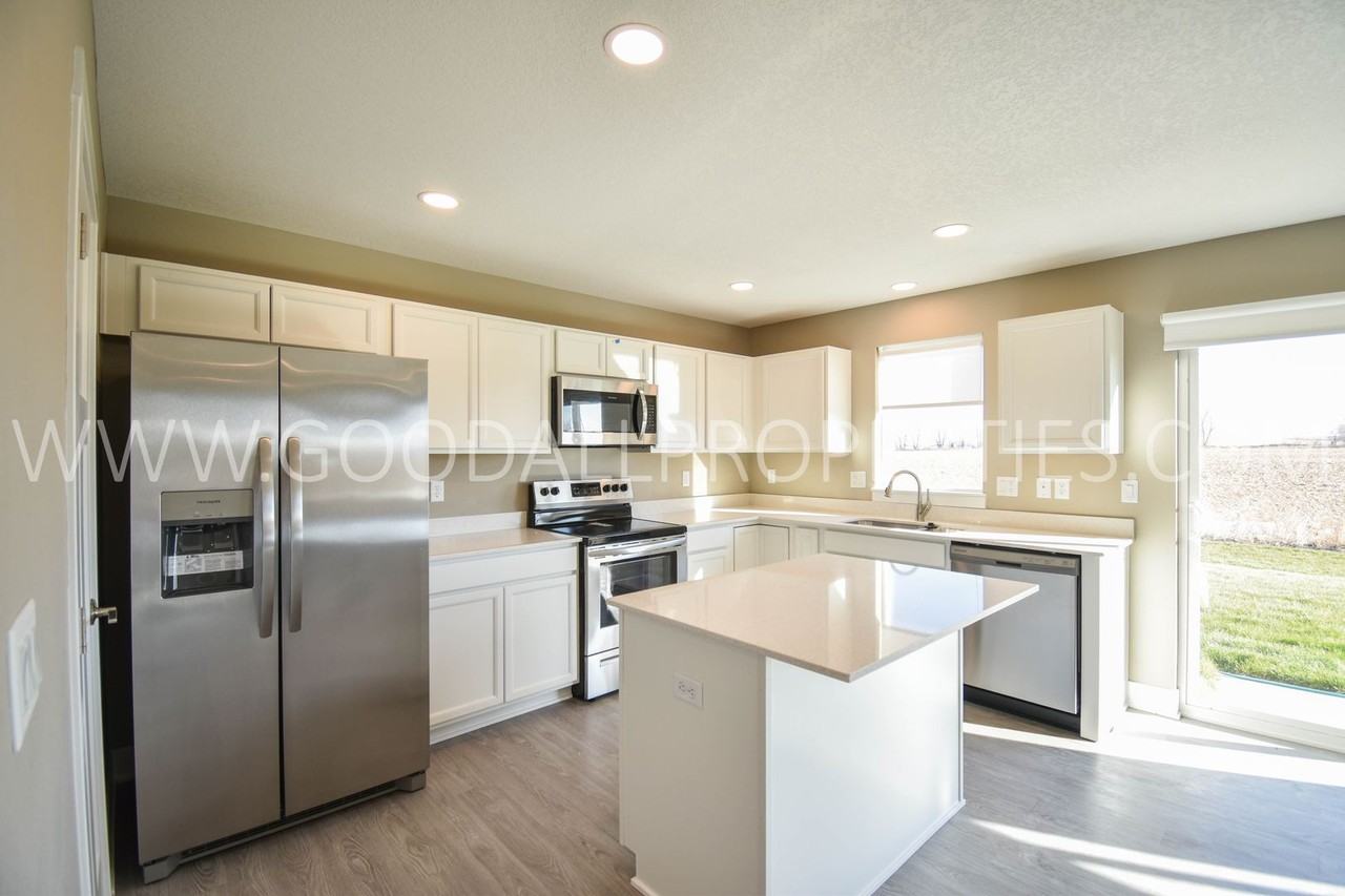 1015 Warren Street - Photo 2 of 26