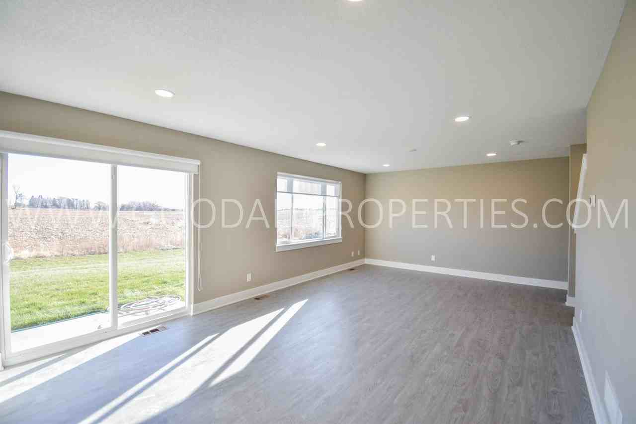 1015 Warren Street - Photo 4 of 26