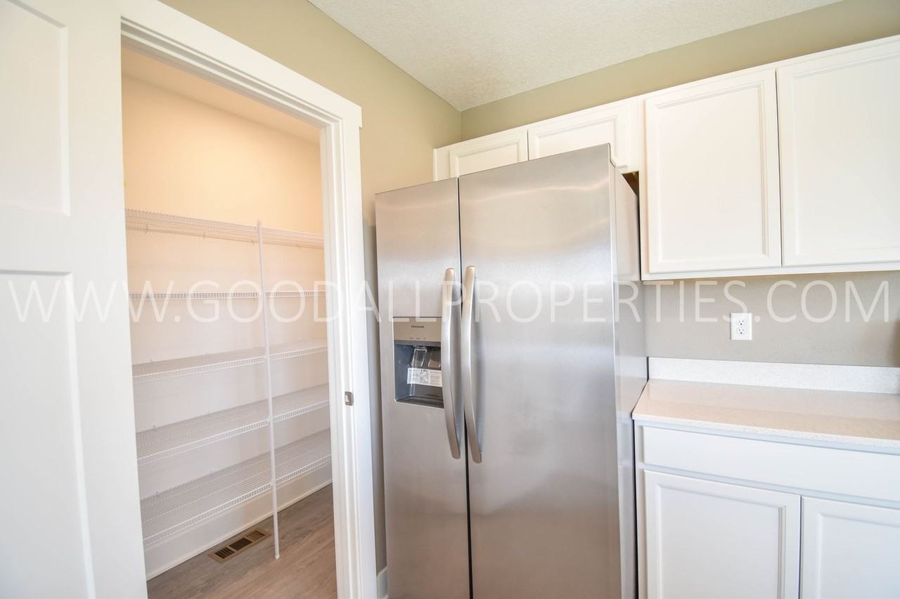 1015 Warren Street - Photo 6 of 26