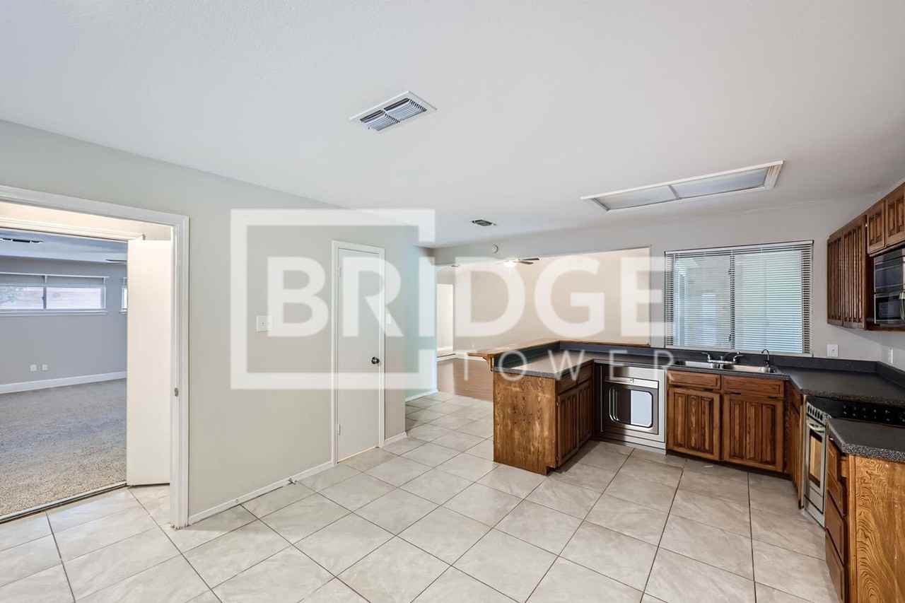 2614 Parkside Dr - Photo 5 of 20