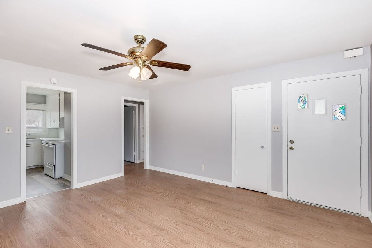 542 W Dayton Ave - Photo 2 of 10