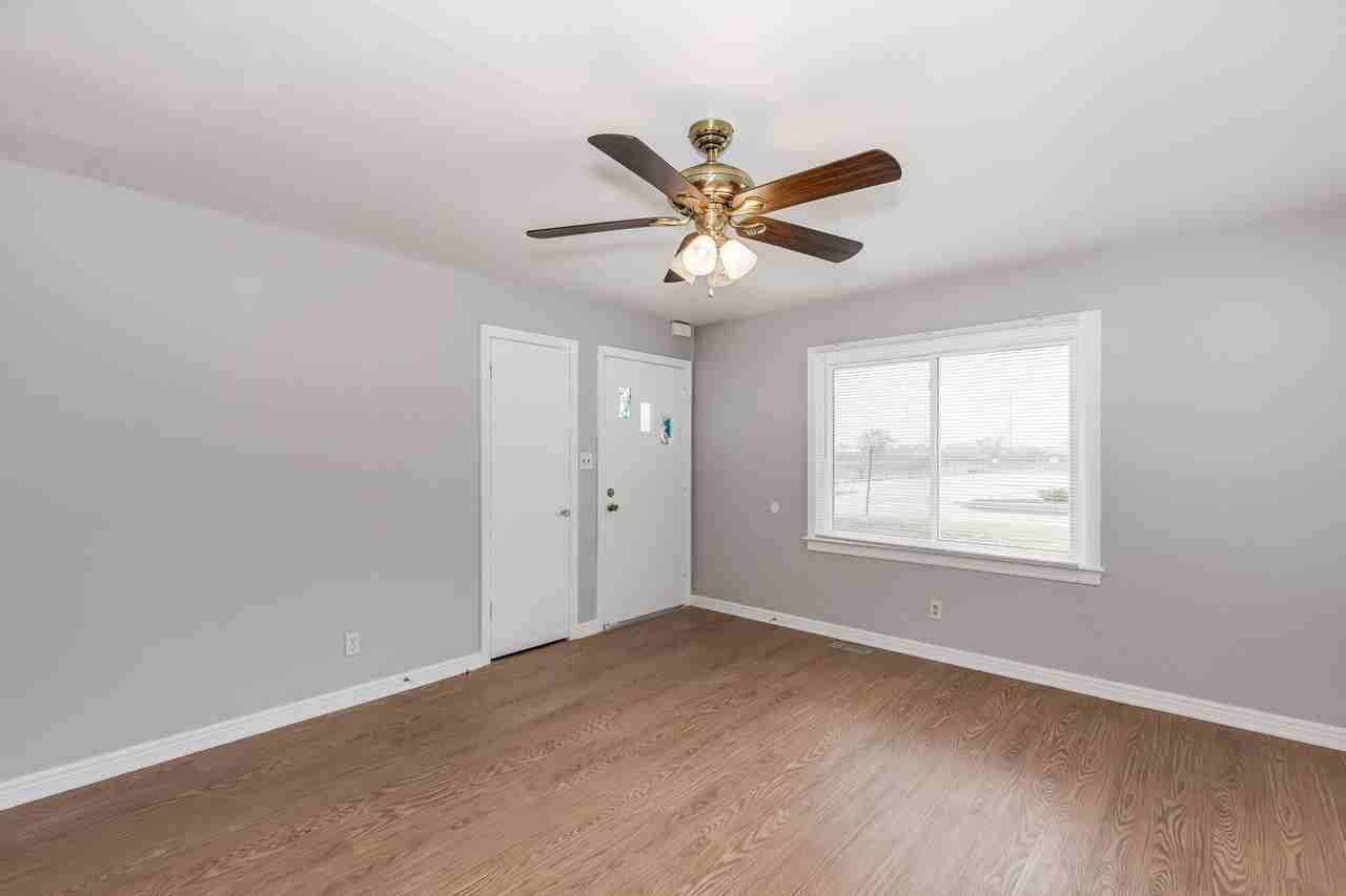 542 W Dayton Ave - Photo 3 of 10