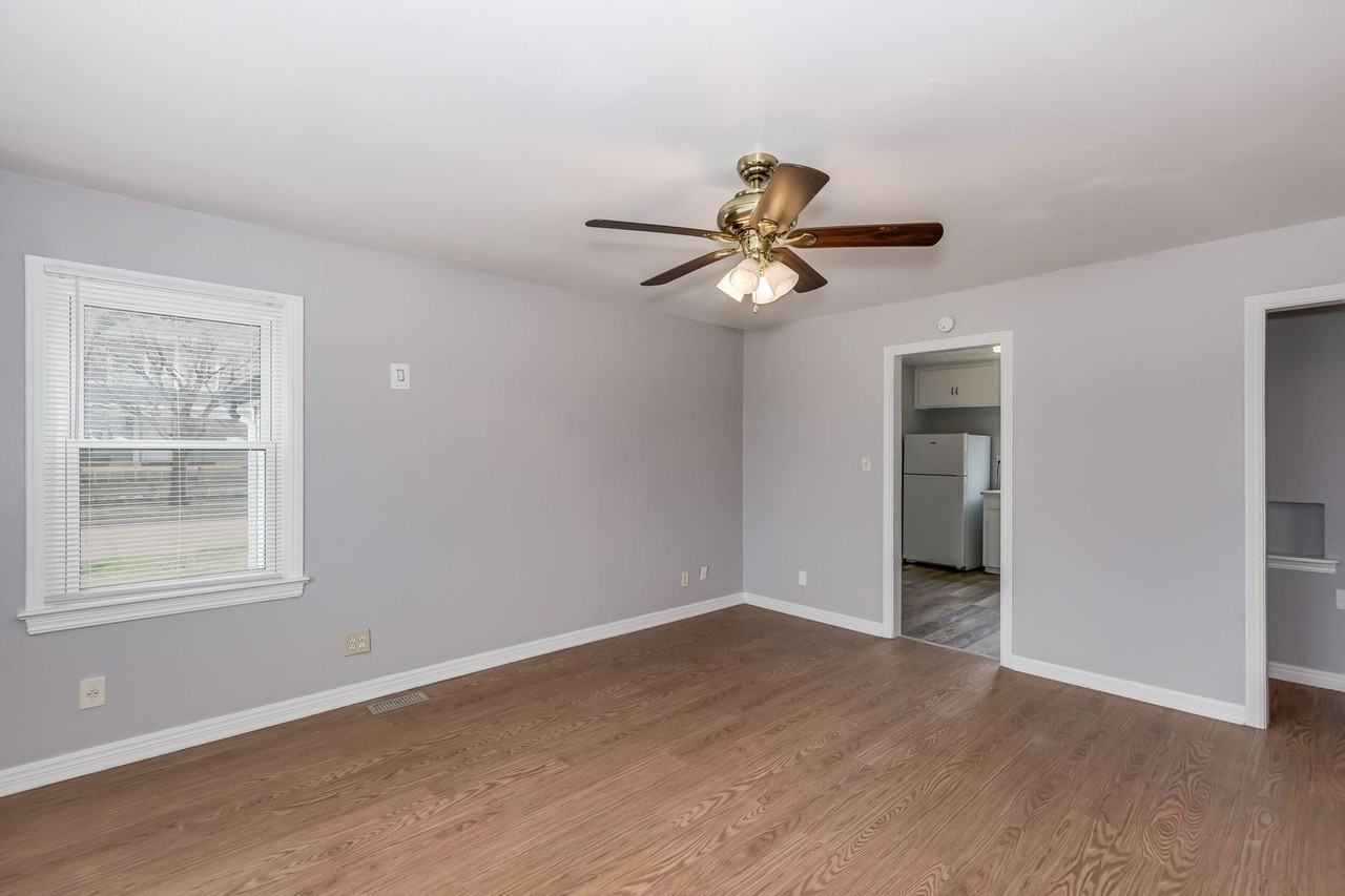 542 W Dayton Ave - Photo 4 of 10