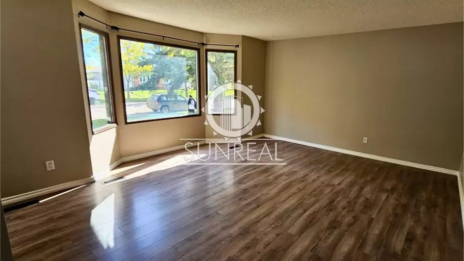 4308 65 St #B - Photo 3 of 10