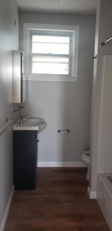 437 Lindsey St - Photo 2 of 4