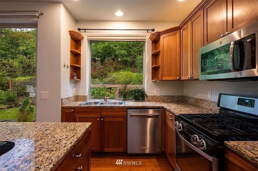 1214 Birch St - Photo 3 of 33