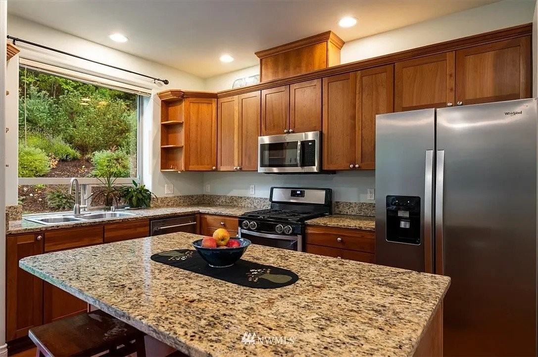 1214 Birch St - Photo 4 of 33