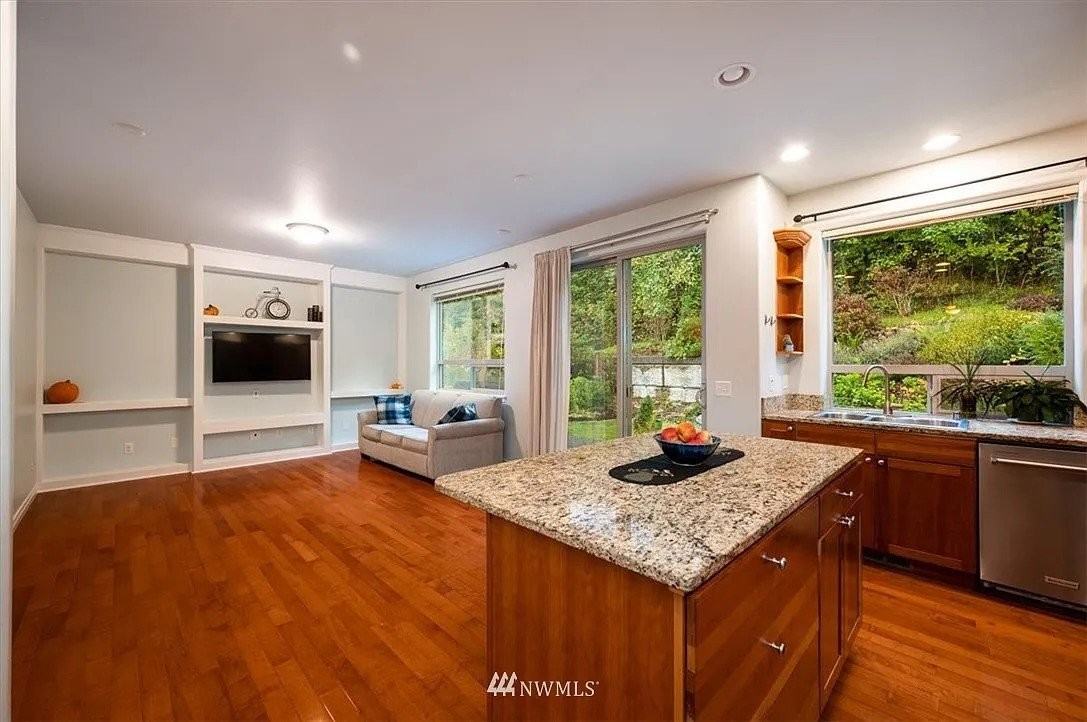 1214 Birch St - Photo 5 of 33