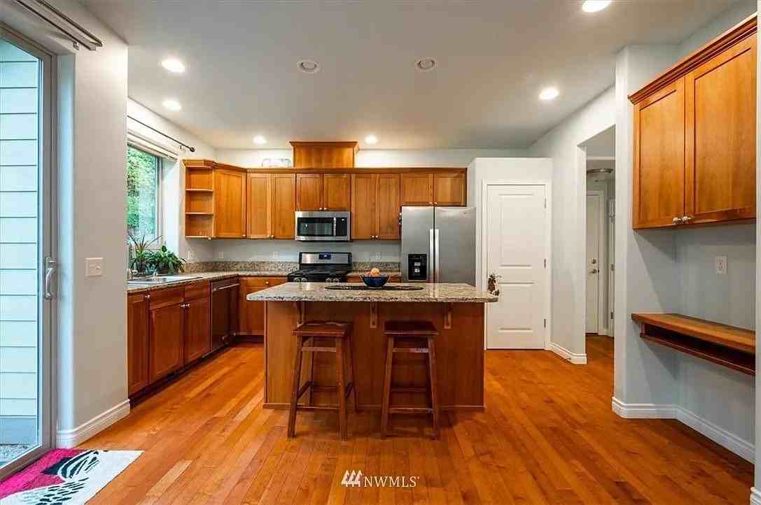 1214 Birch St - Photo 7 of 33