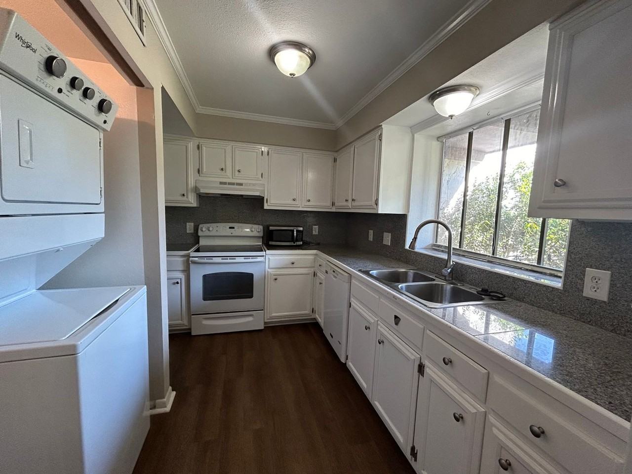 752 Highland Square Dr - Photo 5 of 10