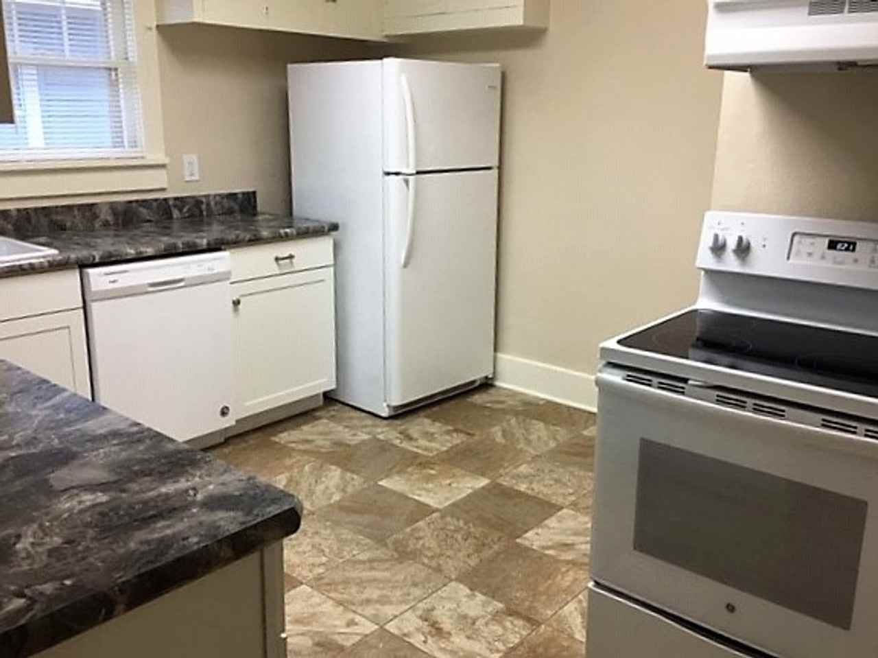 409 E 5th St - Photo 5 of 9